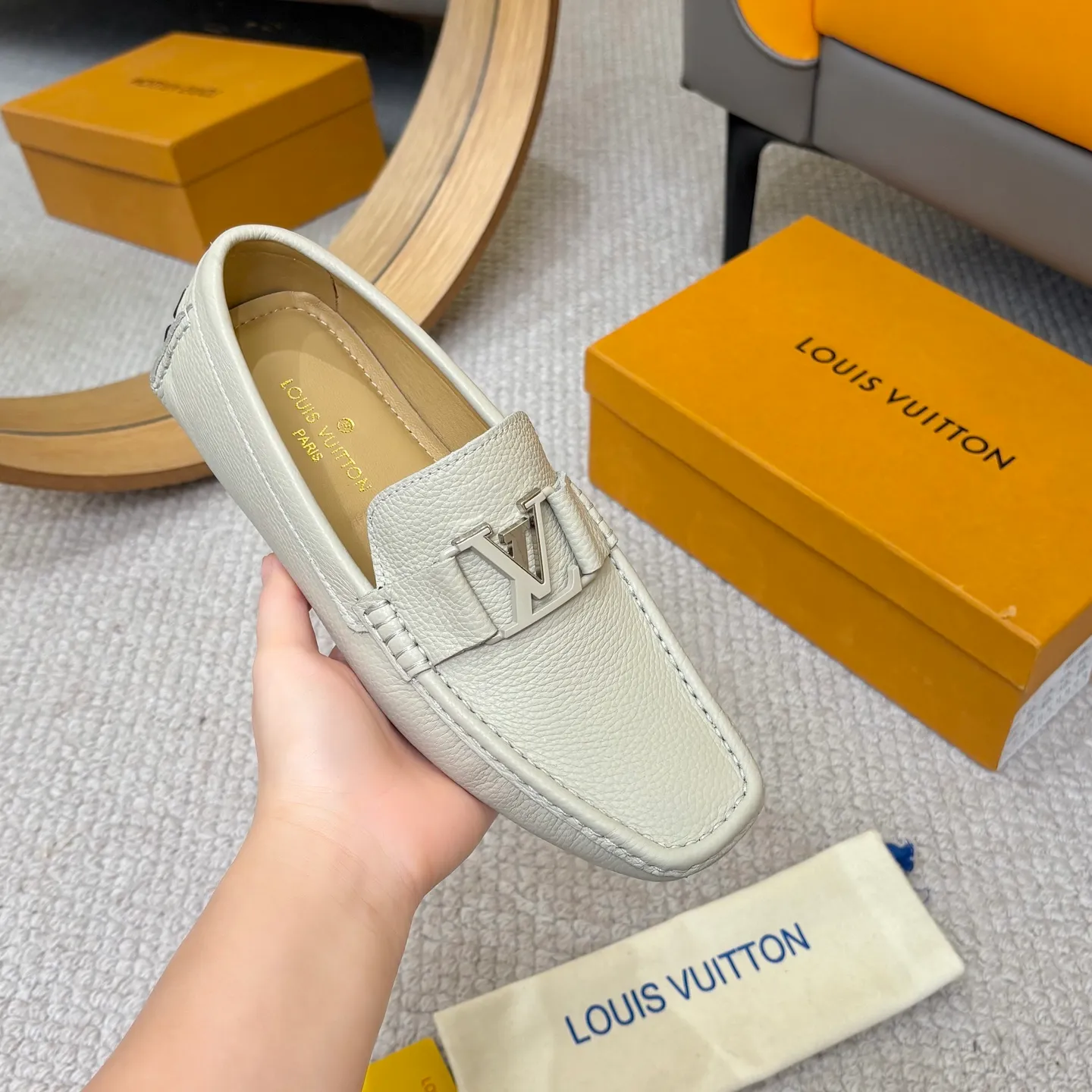 Men's men's shoes 💰420 (Yangli) LV 2⃣️0⃣️2⃣️5️⃣Spring and summer counter GLORIA series models ✈️Original factory special leather production, original last type. A classic driving slip-on casual shoe that shows an elegant style with exquisite craftsmanship details such as Monogram embossing all over the upper🌀Italian imported calfskin fabric Sheepskin foot pads➕Inside～Private mold replica sole Unique style Comfortable driving slip-on Size: 4-12 (38-46) Comes with [Counter packaging: original box, wrapping paper, card, instruction manual, shoehorn, cloth bag] No pressure to enter and leave the counter!